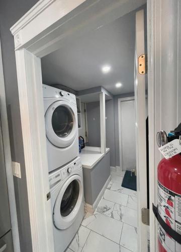 a laundry room with a washer and dryer at Riverside Retreat Waterfront Guest House in Groton