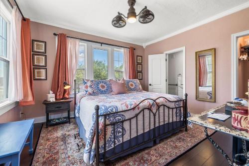 Ένα ή περισσότερα κρεβάτια σε δωμάτιο στο The Kenwood Gables Boutique B&B