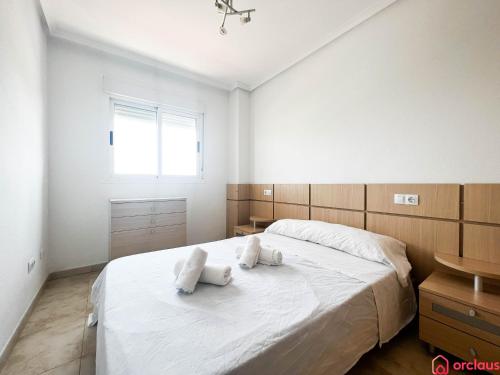 um quarto com uma cama com duas almofadas em Rincón de la Naturaleza em Oropesa del Mar