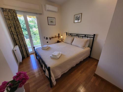 Ένα ή περισσότερα κρεβάτια σε δωμάτιο στο Periklis House