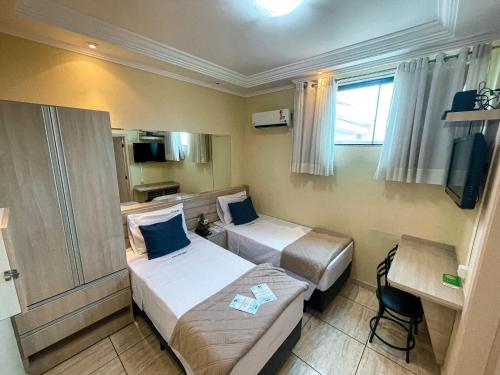 Un pat sau paturi într-o cameră la Polar Rio Hotel