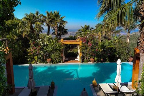 カサーレスにあるCasa Pino with private pool and gardenのリゾートの景色を望むスイミングプール