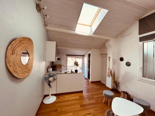 Il comprend une cuisine et un salon avec une lucarne. dans l'établissement Appartement à 300m de la plage, à Toulon