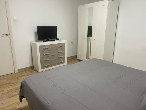 a bedroom with a bed and a tv on a dresser at Amplio apartamento en Crevillente in Crevillente