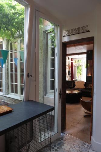 une porte en verre menant au salon dans l'établissement Atelier des Glycines, Troyes Bouchon de Champagne, Sublime site patrimonial, à Troyes