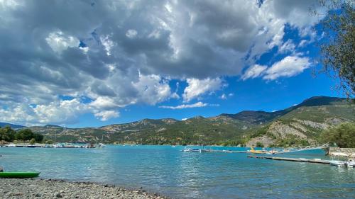 a view of a lake with mountains in the background at La Capitale - Les Gîtes de L Argile in Barcelonnette