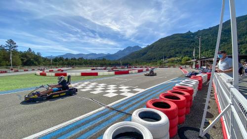 a group of red barrels are lined up on a race track at La Capitale - Les Gîtes de L Argile in Barcelonnette
