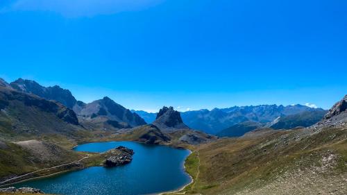 a mountain lake in the middle of a mountain range at La Capitale - Les Gîtes de L Argile in Barcelonnette