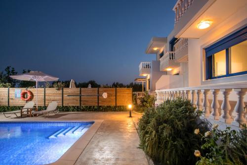 RITA MARE seafront villas heated Poolsの敷地内または近くにあるプール