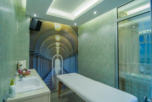 un bagno con lavandino e un corridoio con soffitto di Vila Ljubica a Vrnjačka Banja