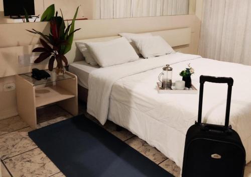 Een bed of bedden in een kamer bij Hotel do Lago