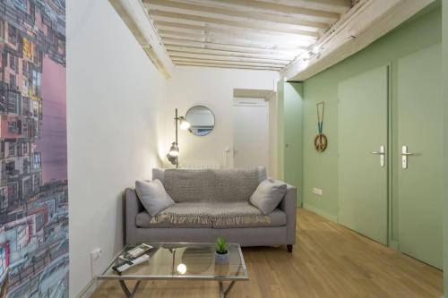a living room with a couch and a glass table at Appartement de caractère 6 pers -hyper centre in Lyon