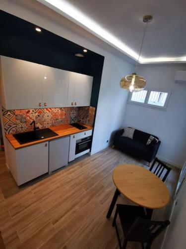 - un salon avec une table, une cuisine, une table et des chaises dans l'établissement 2 pièces Cozy, à Nice