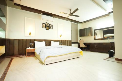 - une chambre avec un lit et un ventilateur de plafond dans l'établissement Downtown Cyber City, à Gurgaon