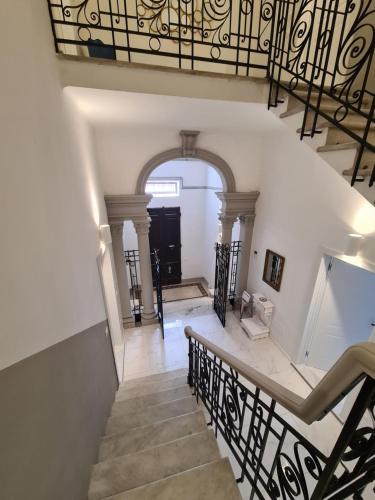 una escalera que conduce a un pasillo con un arco en Allegra Viareggio Appartamento & Affittacamere Guest house, en Viareggio