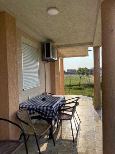 een patio met een tafel en stoelen en een televisie bij Apartments Vali in Ulcinj