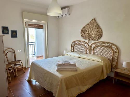 1 dormitorio con 1 cama con toallas en Taormina Sea house, en SantʼAlessio Siculo