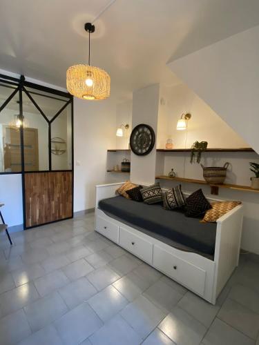 une chambre avec un grand lit avec une horloge au mur dans l'établissement Bienvenue à la réderie d’Amiens, à Amiens