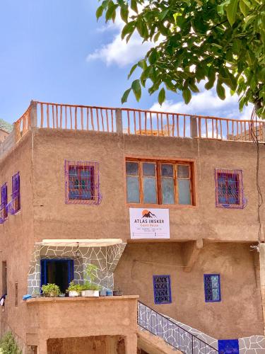 ein Gebäude mit einem Schild an der Seite in der Unterkunft Atlas Imsker in Marrakesch