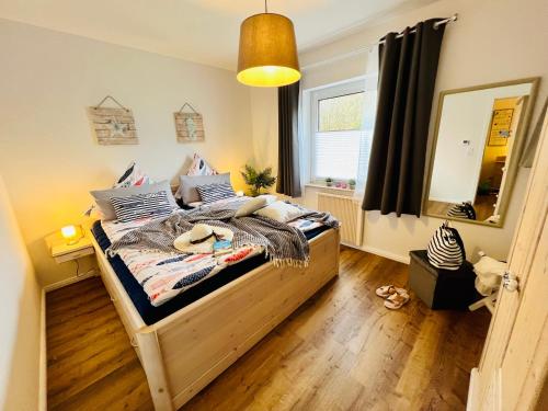 um quarto com uma cama com um chapéu em SeeLund - Meeresrauschen lauschen - ruhiges sonniges Apartment mit Garten und Terrasse nahe Strand und Ostsee em Schönhagen