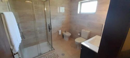 ヴィダゴにあるMy Portugalのバスルーム(シャワー、トイレ、シンク付)