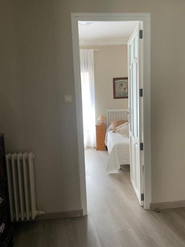 an open doorway to a bedroom with a bed at La Casa Alandí con garaje privado in Sagunto