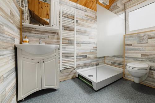 un baño con inodoro y lavabo en Noua Oasis BNB with PARKING, en Brasov