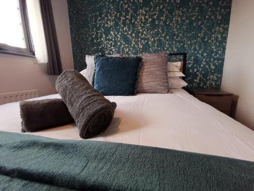 1 cama con edredón y almohadas en Suburban 2-bed, entire home, free parking, Maidstone, Kent UK en Boxley