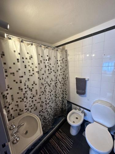 een badkamer met een toilet, een wastafel en een douche bij Departamento Cañada Completo in Cordoba