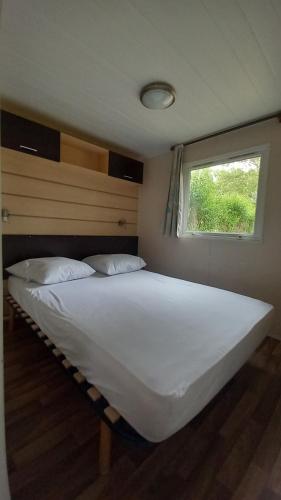 Tempat tidur dalam kamar di L'ARDECHO TITANIA