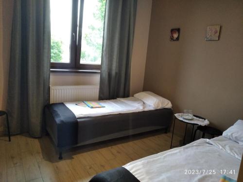 pokój hotelowy z 2 łóżkami i oknem w obiekcie Hotelik rodzinny 365 pokoje z łazienkami w Łodzi