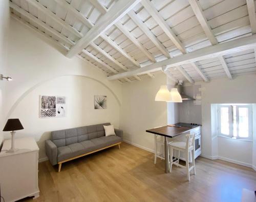 a living room with a couch and a table at Casa do Contreyras in Évora