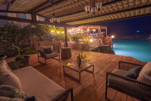 Bazén v ubytování Blu Galapagos Sustainable Waterfront Lodge nebo v jeho okolí
