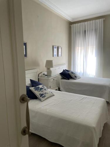 a bedroom with two beds and a window at La Casa Alandí con garaje privado in Sagunto