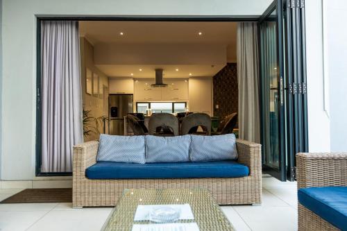 sala de estar con sofá y comedor en Eagle of Kawele 3-bedroom villa en Sandton