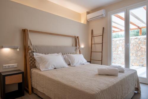 Katil atau katil-katil dalam bilik di Mikri Santa Maria Beachvilla Pool Paros