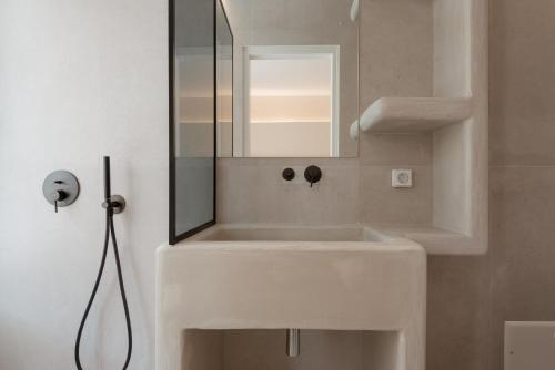 Bilik mandi di Mikri Santa Maria Beachvilla Pool Paros