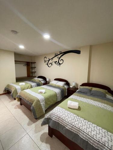 Tempat tidur dalam kamar di Hostal Colonial Baños
