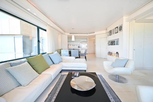 Dapur atau dapur kecil di Luxurious Beach Front 1BR by HolyGuest