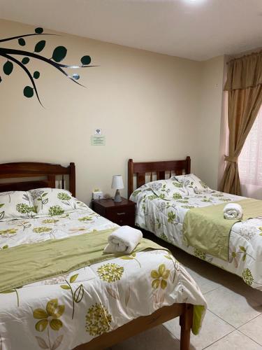 Tempat tidur dalam kamar di Hostal Colonial Baños
