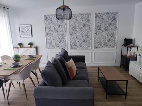 Courcouronnes的住宿－Proche de Paris T3 tout confort，客厅配有沙发和桌子