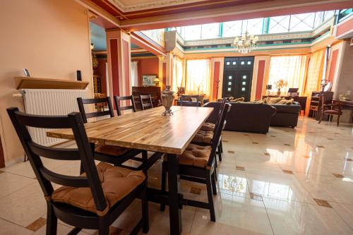 ミティカスにあるREALE - Luxury Villaのダイニングルーム(大きな木製テーブル、椅子付)