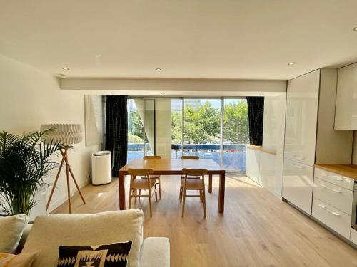 une cuisine et une salle à manger avec une table et des chaises dans l'établissement PGH N19-Centre-Ville, Plage à 200m, Parking Privé, à La Grande Motte