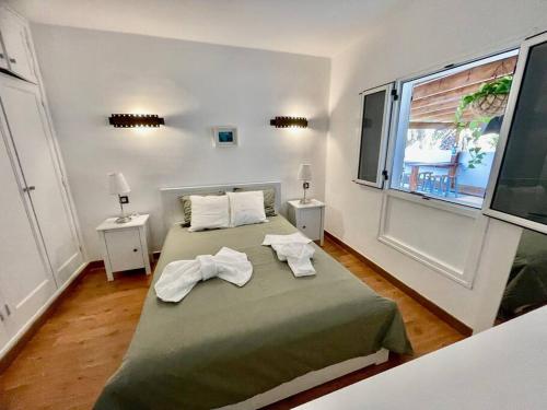 een slaapkamer met een bed met twee handdoeken erop bij Oasis en Lanzarote in Costa Teguise