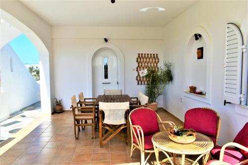 Gra Liyiá的住宿－Ioanna's Villa 10 minutes walking from sea，一间带桌椅的用餐室