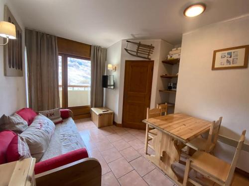 un salon avec un canapé et une table dans l'établissement Beau F2 Idéalement situé, à Orcières