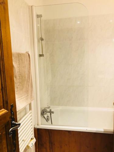 une salle de bain avec baignoire et douche dans l'établissement Beau F2 Idéalement situé, à Orcières