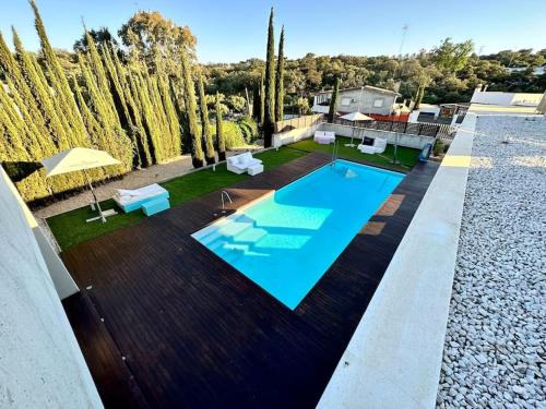 einen Pool im Hinterhof eines Hauses in der Unterkunft La villa de Berlín en Sevilla in Guillena