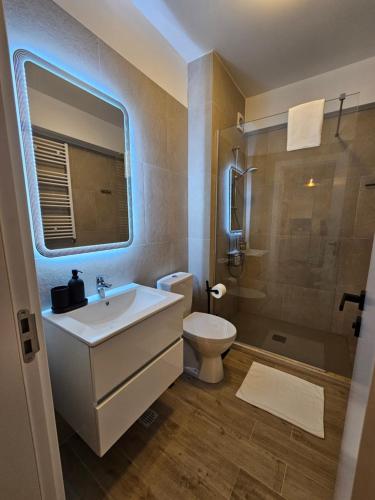 W łazience znajduje się umywalka, toaleta i prysznic. w obiekcie Anomis Infinity Pool & SPA Resort Sea-View w mieście Năvodari