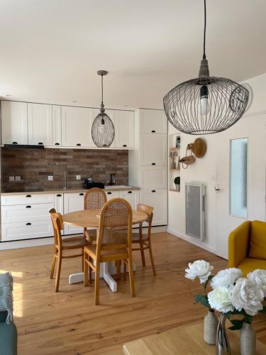 une cuisine et une salle à manger avec une table et des chaises dans l'établissement La P’tite Préfaillaise, à Préfailles